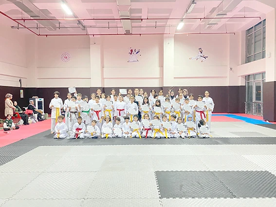 50 KARATE SPORCUSU 5 RENKTE KUŞAKLARINI ALDI