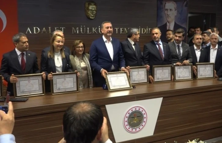 AK Parti Gaziantep milletvekilleri mazbatalarını aldı