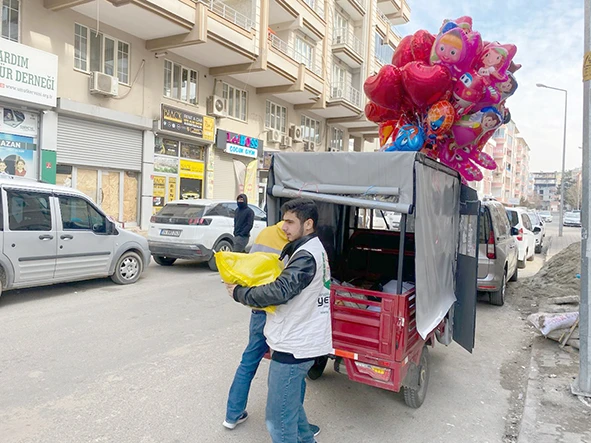 BALON SATICISI İKİ GÜNLÜK KAZANCINI BAĞIŞLADI