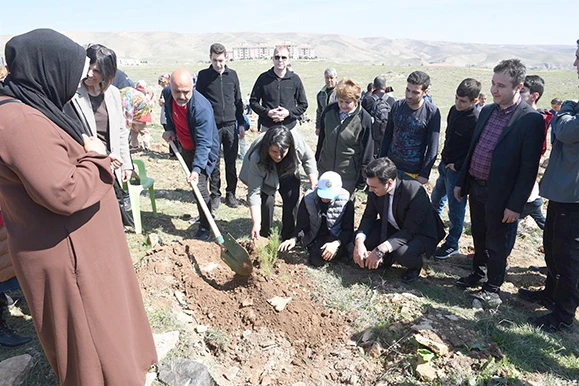 FİDANLAR; DEPREMDE HAYATINI KAYBEDEN VATANDAŞLAR ANISINA TOPRAKLA BULUŞTU