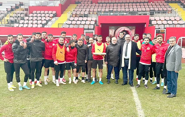 GAZETECİLERDEN PETROLSPOR’A MORAL ZİYARETİ