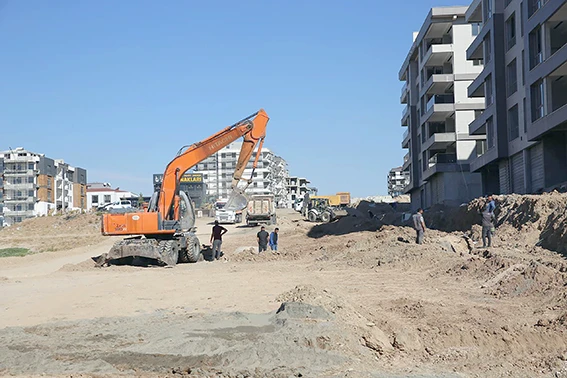 İKİ BÖLGEDE YOL AÇMA VE GENİŞLETME ÇALIŞMALARI SÜRÜYOR