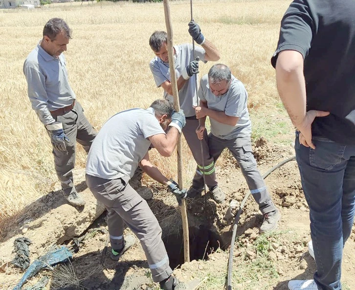 KANALİZASYONU ARABA LASTİĞİ İLE TIKADILAR