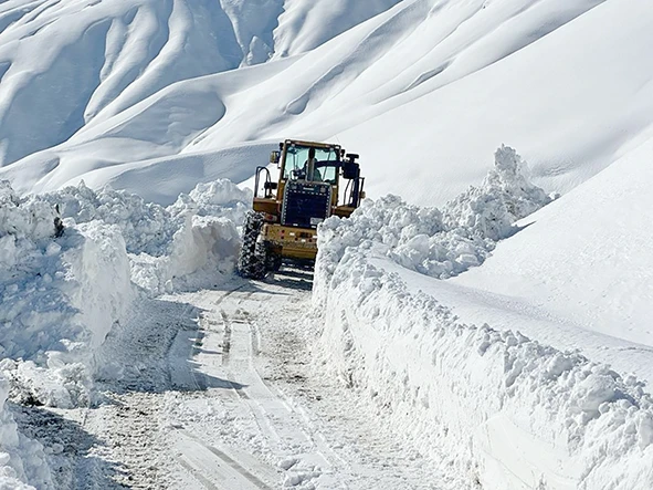 KARDA MAHSUR KALAN HASTAYA ULAŞILDI