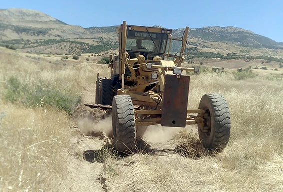 KÖYLERDE YOL ÇALIŞMALARI TAM GAZ