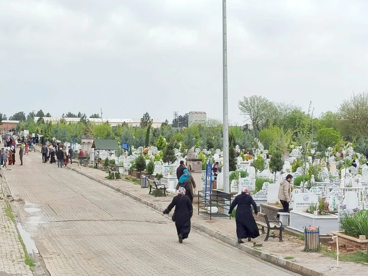 MEZARLIKLAR ZİYARETÇİLERLE DOLDU