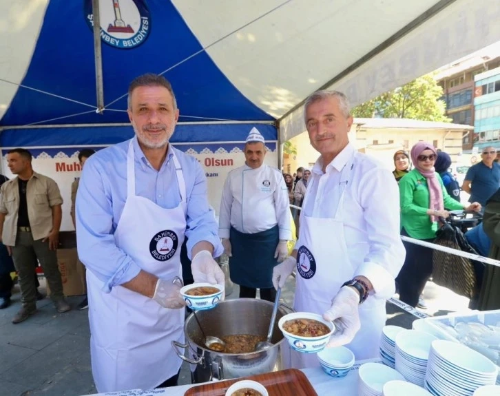 Milletvekili Çelikaslan ve Tahmazoğlu vatandaşlara aşure ikramında bulundu