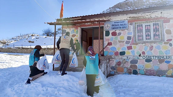 CANSUYU DERNEĞİ, SOĞUK KIŞ GÜNLERİNDE YARDIM ELİ UZATIYOR