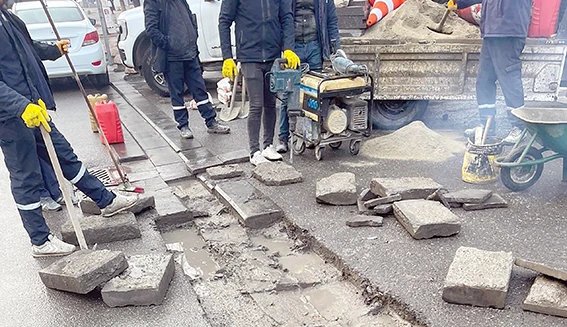 BELEDİYE’DEN 15 BİN METREKARELİK PARKE YAMA ÇALIŞMASI