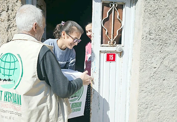 UMUT KERVANI ONLARCA AİLEYE RAMAZAN KOLİSİ DAĞITTI