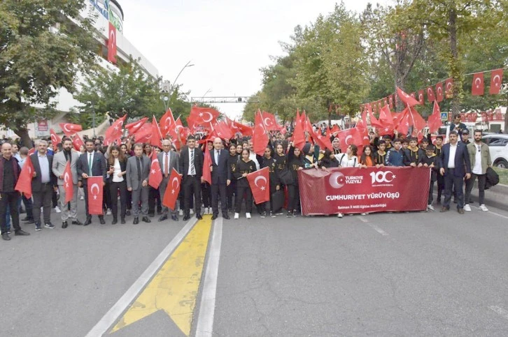 ÖĞRENCİLERİN CUMHURİYET YÜRÜYÜŞÜ COŞKUYLA GERÇEKLEŞTİ