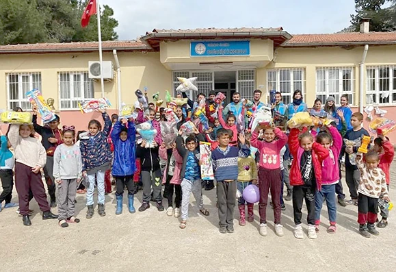 OYUNCAKLAR DEPREMZEDE ÇOCUKLARA ULAŞTIRILDI