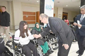 AKÜLÜ TEKERLEKLİ SANDALYELER TÖRENLE DAĞITILDI