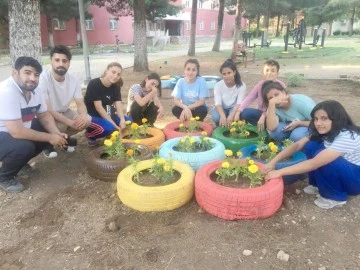 ATIK MALZEMELER ÇİÇEK SAKSISI OLDU