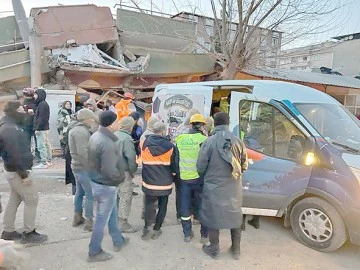 BELEDİYE EKİPLERİ ANTEP’TE ÇORBA DAĞITTI