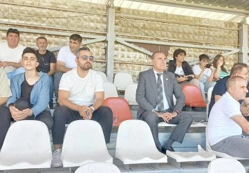 CHP’Lİ YAŞAR, KADIN FUTBOL TAKIMINI YALNIZ BIRAKMADI