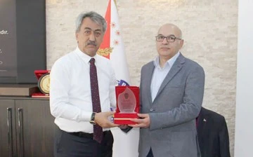 EMEKLİ OLAN MEMURA PLAKET