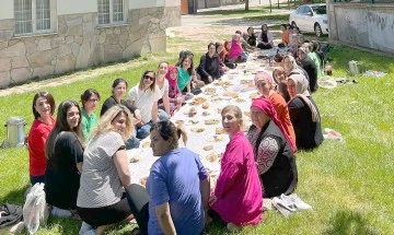 KADIN KURSİYERLERE ANNELER GÜNÜ KAHVALTISI