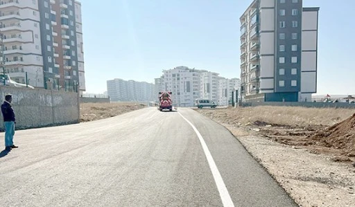 NUPELDA CADDESİ'NDE YOL ÇİZGİ ÇALIŞMALARI TAMAMLANDI