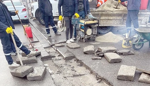 BELEDİYE’DEN 15 BİN METREKARELİK PARKE YAMA ÇALIŞMASI