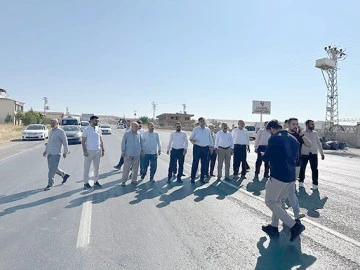 RAMANLI, ÖLÜM YOLUNU TRAFİĞE KAPATTI