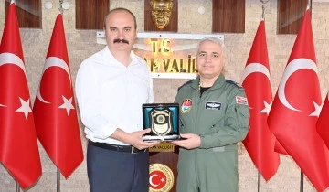 TUĞGENERAL KAPLAN’DAN VALİ CANALP’A ZİYARET