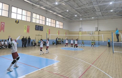 VOLEYBOLDA GENÇ ERKEKLER HEYECANI BAŞLADI