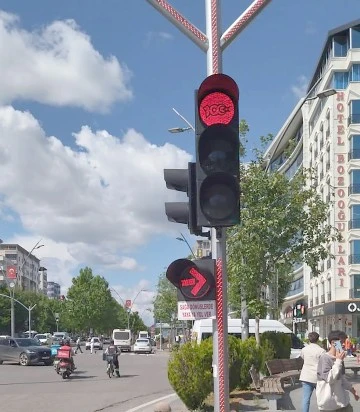 YANIP SÖNEN KIRMIZI IŞIKTA KONTROLLÜ GEÇİN